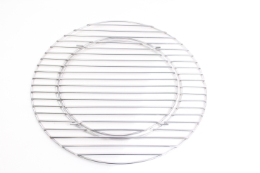 Preview: Edelstahl Grillrost 44,5 cm mit Loch  inklusive Handgriffe  für 45 46 47 cm Kugelgrill