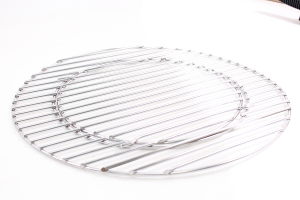 Edelstahl Grillrost 44,5 cm mit Loch  inklusive Handgriffe  für 45 46 47 cm Kugelgrill